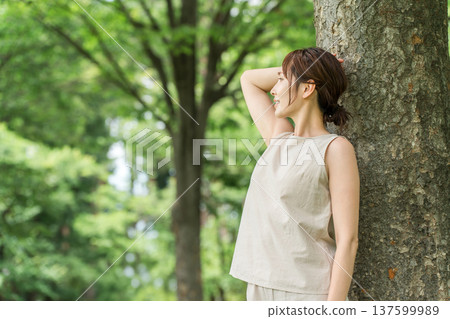 一名婦女在森林中沐浴（瑜伽、生態、永續發展目標、環境、排毒、有機、天然） 137599989