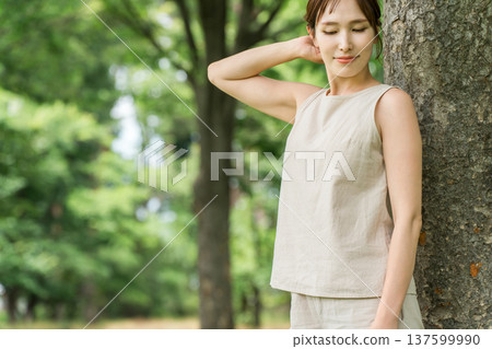 一名婦女在森林中沐浴（瑜伽、生態、永續發展目標、環境、排毒、有機、天然） 137599990