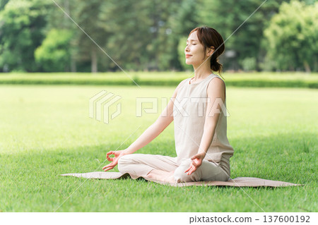 女瑜珈教練在公園或森林裡做瑜珈、瑜珈課或皮拉提斯 137600192