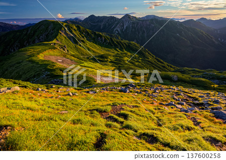 清晨，從北阿爾卑斯山雙六山的山脊上，可以看到三手蓮華山、翠星山和鷲羽山。 137600258