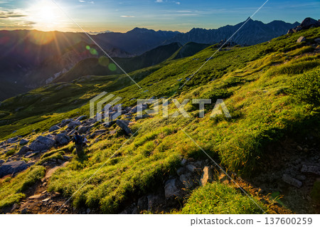 從北阿爾卑斯山脈雙六山的山脊上眺望晨曦和槍山。 137600259
