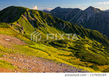 從北阿爾卑斯山的雙六山眺望三手蓮華山、鷲羽山和翠翔山的晨景 137600264