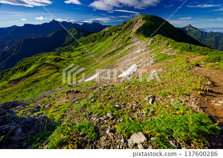 從北阿爾卑斯山脈三股蓮華山的山脊上可以看到笠岳和槍穗高山脈。 從北阿爾卑斯山脈三股蓮華山的山脊上可以看到笠岳和槍穗高山脈。 137600286