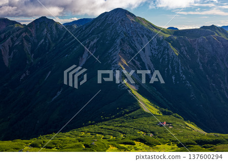 從北阿爾卑斯山三俁蓮華山眺望三俁山莊和鷲水山 137600294