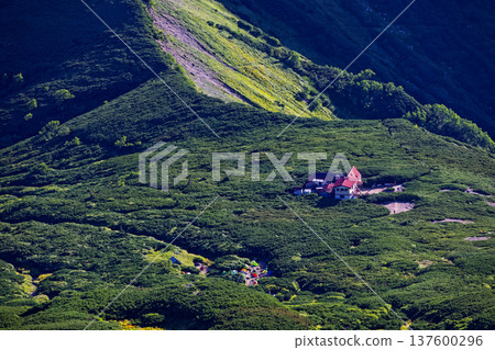 從北阿爾卑斯山的三俁蓮華山眺望三俁山莊 137600296