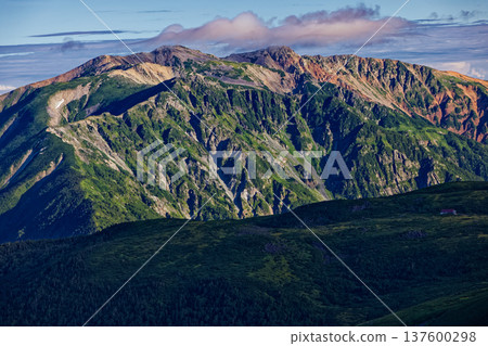 從北阿爾卑斯山的三俁連華山眺望藥師山和雲平山 137600298