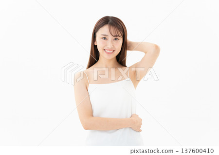 白色背景下，一位女士正在進行護膚的美麗圖片 137600410