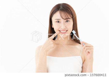 一位女士在白色背景上進行牙科護理 137600411