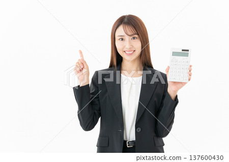 有白色背景的年輕女商人 137600430