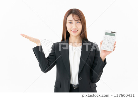 有白色背景的年輕女商人 137600431