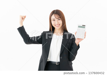 有白色背景的年輕女商人 137600432
