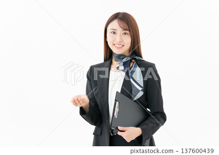 白色背景上的年輕女門房 137600439