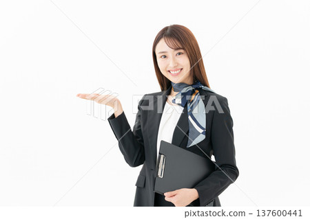 白色背景上的年輕女門房 137600441