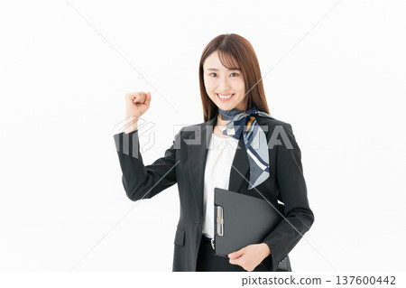 白色背景上的年輕女門房 137600442
