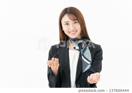 白色背景上的年輕女門房 137600444