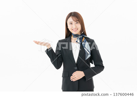白色背景上的年輕女門房 137600446