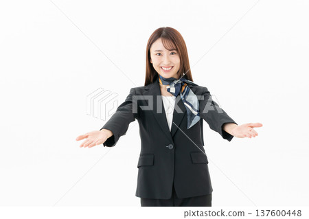 白色背景上的年輕女門房 137600448