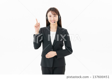 白色背景上的年輕女操作員 137600451