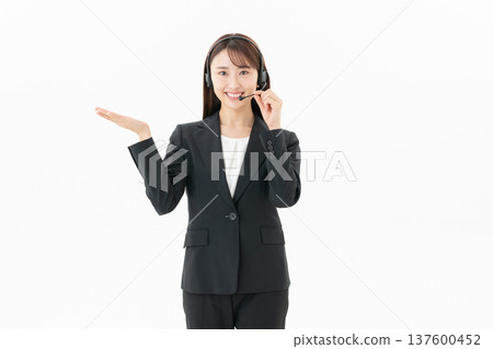 白色背景上的年輕女操作員 137600452