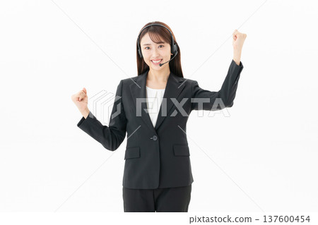 白色背景上的年輕女操作員 137600454