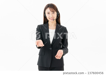 白色背景上的年輕女操作員 137600456