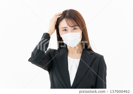 一位患有花粉症的年輕女商人，背景為白色 137600462