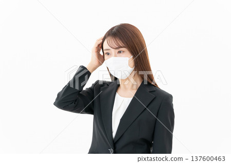 一位患有花粉症的年輕女商人，背景為白色 137600463