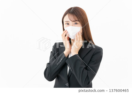一位患有花粉症的年輕女商人，背景為白色 137600465