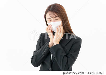 一位患有花粉症的年輕女商人，背景為白色 137600466