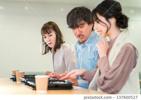 女子對午餐盒裡的異物污染、外帶午餐感到震驚(食品衛生問題) 女子對午餐盒裡的異物污染、外帶午餐感到震驚(食品衛生問題) 137600527