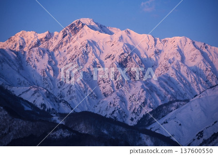 冬日清晨,從白馬村眺望天神坂附近的五龍山,山體呈菱形,沐浴在夕陽的餘暉中,宛如一顆璀璨的鑽石。 冬日清晨,從白馬村眺望天神坂附近的五龍山,山體呈菱形,沐浴在夕陽的餘暉中,宛如一顆璀璨的鑽石。 137600550