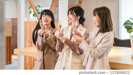 女商人在辦公室排隊喝香檳（團隊合作、集會、勝利派對、慶祝） 137600622