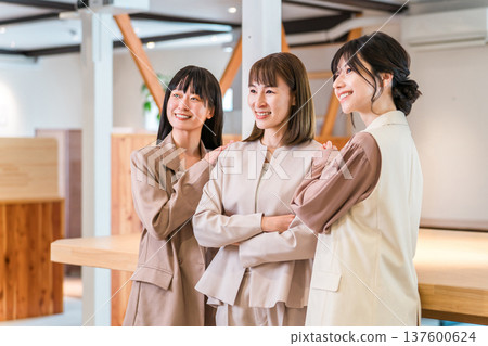 Smiling businesswomen lined up in the office (leadership, teamwork, organizational skills) 137600624