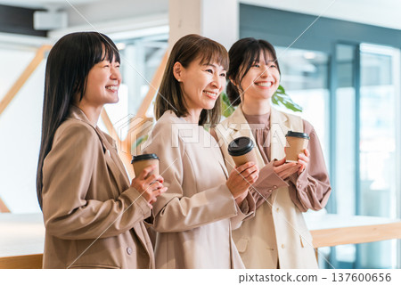 商人和女商人在辦公室喝咖啡聊天 137600656