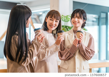 Businessman and businesswoman chatting over coffee in the office 137600657