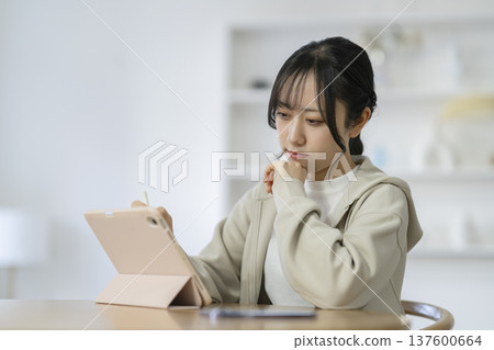 大學生使用平板電腦學習 137600664