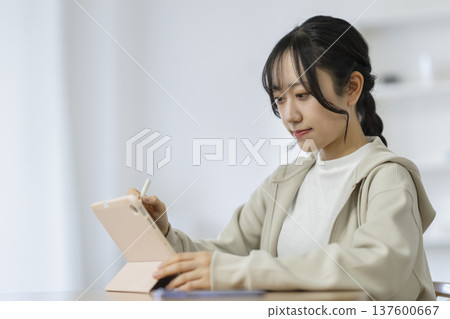 大學生使用平板電腦學習 大學生使用平板電腦學習 137600667