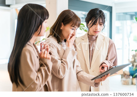 女商人一邊開會一邊看平板電腦(評論、驚訝、震驚) 女商人一邊開會一邊看平板電腦(評論、驚訝、震驚) 137600734