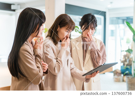 女商人一邊開會一邊看平板電腦(評論、驚訝、震驚) 女商人一邊開會一邊看平板電腦(評論、驚訝、震驚) 137600736