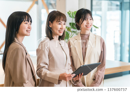 女商人一邊開會一邊看平板電腦 137600737