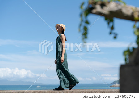 一名女子在沙灘上行走的全身像 137600773