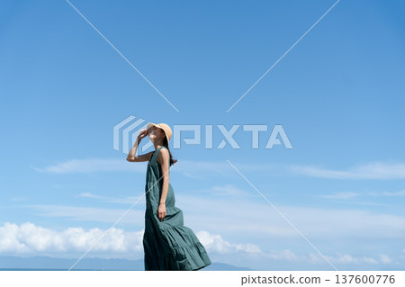 一名女子在沙灘上行走的全身像 137600776