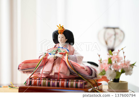 Hina dolls (female dolls) / Traditional Japanese event of Hinamatsuri (Girls' Day) Hina dolls (female dolls) / Traditional Japanese event of Hinamatsuri (Girls' Day) 137600794