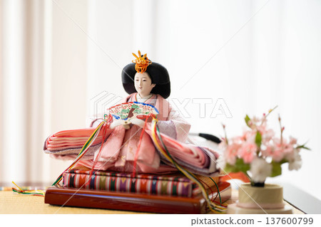 Hina dolls (female dolls) / Traditional Japanese event of Hinamatsuri (Girls' Day) Hina dolls (female dolls) / Traditional Japanese event of Hinamatsuri (Girls' Day) 137600799