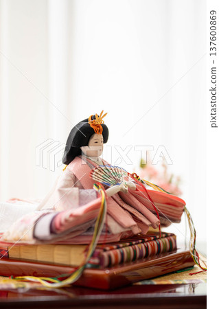 Hina dolls (female dolls) / Traditional Japanese event of Hinamatsuri (Girls' Day) 137600869