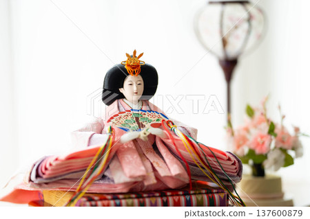 Hina dolls (female dolls) / Traditional Japanese event of Hinamatsuri (Girls' Day) 137600879