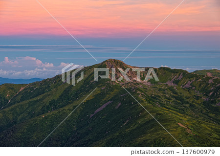 Mount Kurobegoro at dawn as seen from Mount Sugoroku in the Northern Alps 137600979