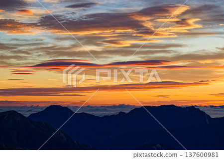The morning sky and the Gakidake ridgeline seen from Mt. Sugoroku in the Northern Alps 137600981