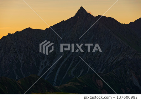 從北阿爾卑斯山的雙六山看到的黎明時分的八里岳 137600982