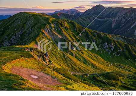 清晨,從雙六山眺望三股蓮華山、翠翔山和立山山脈,夕陽映照下更顯壯麗。 清晨,從雙六山眺望三股蓮華山、翠翔山和立山山脈,夕陽映照下更顯壯麗。 137600983